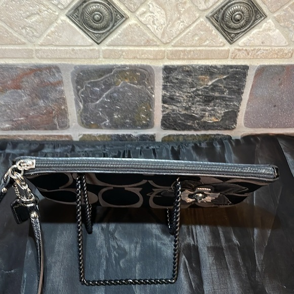 EUC Vintage Coach Wristlet With Leather Flower Embellishment very unique - Picture 6 of 8